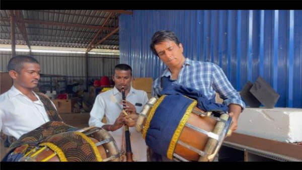 बैंडवालों के साथ सोनू सूद ने जमकर बजाया ढोल, बोले- शादियों के लिए करें बुकिंग, देखिए वीडियो