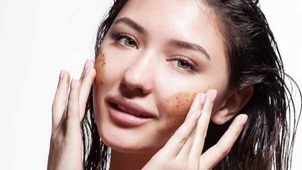 कॉफी स्क्रब के 5 फायदे, चिकनी और चमकदार त्वचा के लिए जरूर करें इस्तेमाल