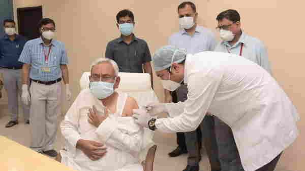 बिहारः CM नीतीश कुमार ने ली कोरोना वैक्सीन की दूसरी डोज, दोनों डिप्टी सीएम ने भी लगवाया टीका