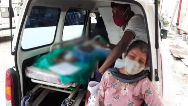 'प्लीज उसे बचा लीजिए': कोरोना पॉजिटिव मासूम की मां लगाती रही गुहार, अस्पताल के बाहर तोड़ा दम