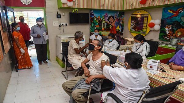 अमेरिका के कई सांसदों ने लिखी मॉडर्ना और फाइजर को चिट्ठी, कोरोना संकट में भारत को करें वैक्सीन सप्लाई