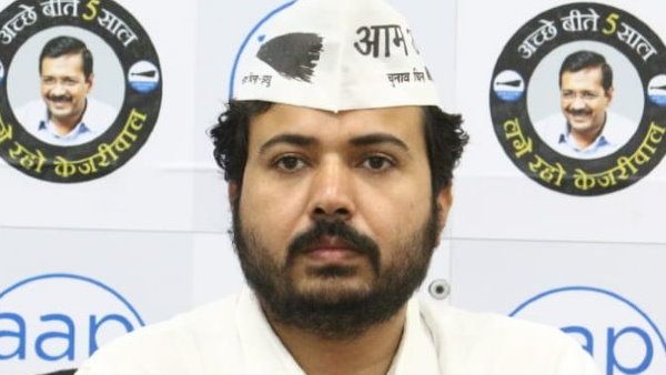 AAP ने कहा- दिल्ली में होम क्वारंटाइन में उपचार करा रहे मरीजों के घर से कूड़ा नहीं उठा रही MCD
