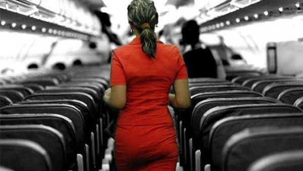 एयर एशिया की फ्लाइट में न्‍यूड हो गया यात्री, एयर होस्‍टेस से मांगने लगा 'इटैलियन KISS'