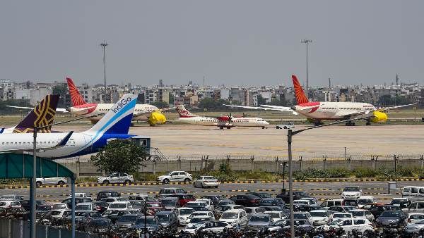 कोरोना गाइडलाइन की अनदेखी करने पर दिल्ली सरकार की कार्रवाई, 4 बड़ी एयरलाइंस के खिलाफ FIR दर्ज