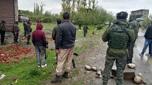 कश्मीर: पुलवामा में सड़क किनारे मिली IED, बम स्क्वाड ने किया डिफ्यूज