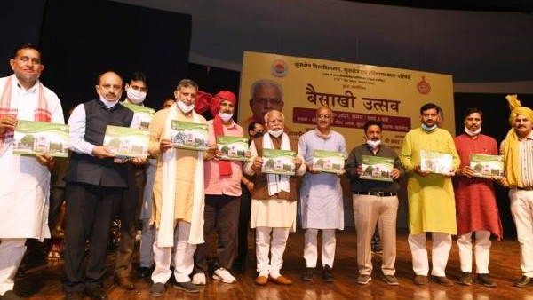 कुरुक्षेत्र विश्वविद्यालय में सीएम मनोहर लाल ने किया ग्रीन कैंपस बुक 2021 का विमोचन