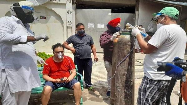 ऑक्सीजन की कमी से जूझती दिल्ली में कोरोना मरीजों को जीवन दे रहा गाजियाबाद का यह गुरुद्वारा