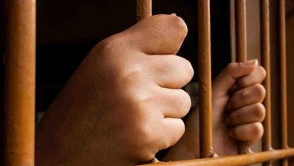 किशोरी को फ्लाइंग किस करने और उसे आंख मारने के लिए 20 वर्षीय युवक को हुई 1 साल की जेल