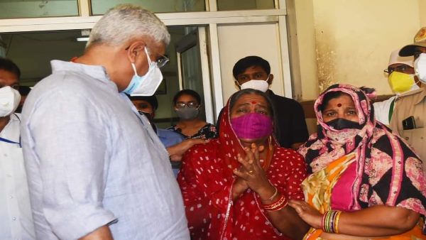 केंद्रीय मंत्री गजेंद्र सिंह शेखावत ने अस्पताल में मरीजों के परिजनों को दी बालाजी को नारियल चढ़ाने की सलाह