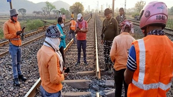 झारखंड में नक्सलियों की नापाक हरकत, आधी रात में रेल की पटरी को बम से उड़ाया