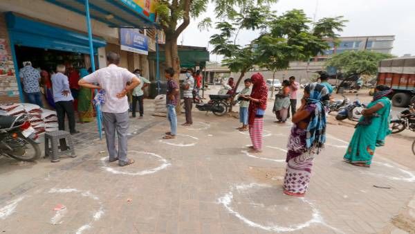 COVID-19: उद्धव सरकार ने जारी की नई गाइडलाइन, अब सुबह 7 से 11 बजे तक खुली रहेगी दुकानें