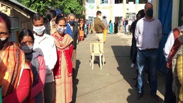 हिमाचल में नगर निगम चुनाव की वोटिंग आज हो रही, मास्क पहने वोटर ऐसे आ रहे वोट डालने