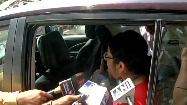 Video: हुगली में BJP नेता लॉकेट चटर्जी की कार पर हुआ हमला, मीडिया की गाड़ियों में भी तोड़फोड़