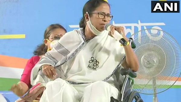 प्रतिबंध खत्म होते ही BJP पर गरजीं CM ममता बनर्जी, बोलीं- मैं फाइटर हूं, बंगाल को नहीं बनने दूंगी गुजरात