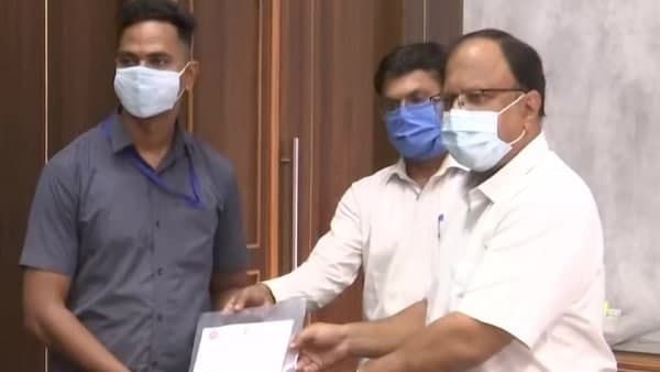 तेज रफ्तार ट्रेन के सामने आए बच्‍चे की जान बचाने वाले प्‍वांइटमैन मयूर को रेल मंत्रालय देगा 50,000 रुपए