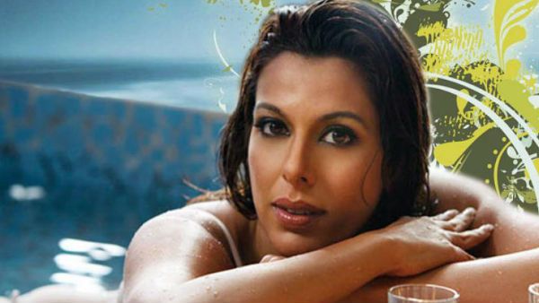 गोवा में मंगेतर संग इंजॉय कर रहीं पूजा बेदी इस वीडियो के कारण हुई ट्रोल, यूजर्स ने लगाई क्‍लास