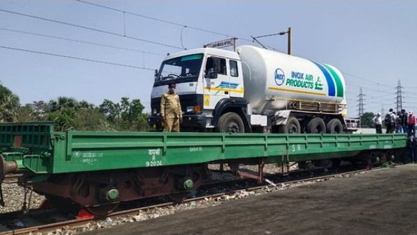 कोरोना संकट में रेलवे ने कसी कमर, कहा- मेडिकल ऑक्सीजन पहुंचाने के लिए हम पूरी तरह तैयार