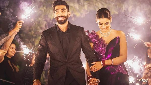 IPL 2021: एंकर संजना गणेशन ने इस तरह किया पति बुमराह और MI को सपोर्ट, चर्चा में आई 'खास' ड्रेस