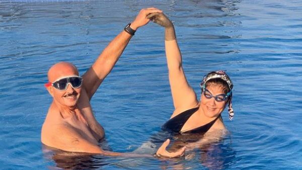 राकेश रोशन ने पत्नी पिंकी के साथ नहाते हुए शेयर की तस्वीर, ऋतिक और सुजैन ने कमेंट पढ़ने लायक