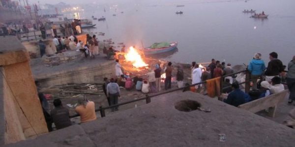 आपदा को अवसर बनाने में जुटे श्मशान घाट, अंतिम संस्कार के लिए वसूल रहे कई गुना ज्यादा दाम