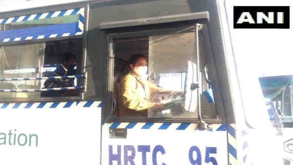 शिमला-चंडीगढ़ रूट पर बस चलाने वाली पहली HRTC महिला चालक बनी सीमा ठाकुर, कही ये बात