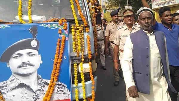 शहीद कोबरा कमांडो राजकुमार के ताबूत से लिपटकर रोई पत्नी-मां हुई बेसुध, अंतिम दर्शन के लिए लोगों का उमड़ा हुजूम