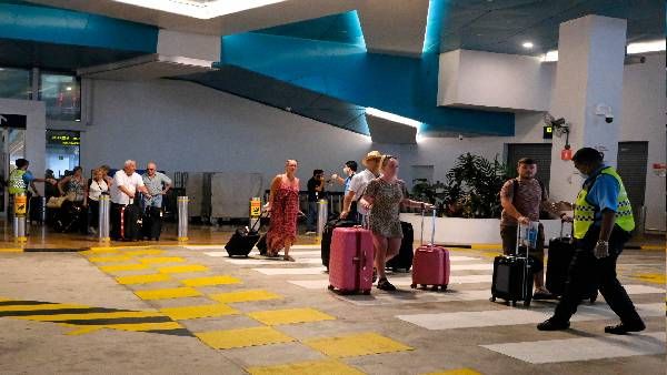 भारत में बेकाबू कोरोना को देखते हुए सिंगापुर सख्त, इंडिया की फ्लाइट पर लगाया प्रतिबंध