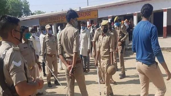 यूपी पंचायत चुनाव: उन्‍नाव में बवाल के बाद फायरिंग, प्रधान प्रत्‍याशी के पिता को लगी गोली