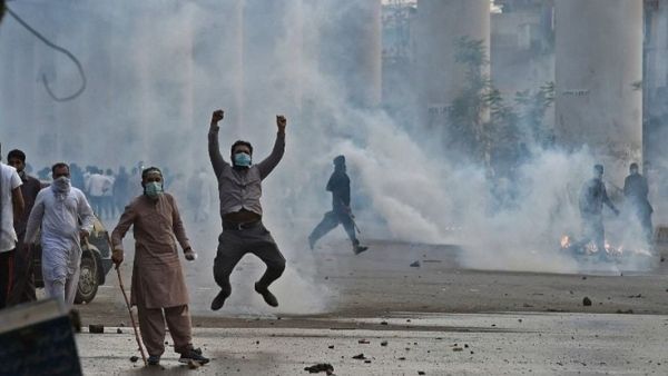 पाकिस्तान में TLP पर प्रतिबंध के बाद गृहयुद्ध, हजार से ज्यादा पुलिसवाले घायल, इमरान खान नाकाम