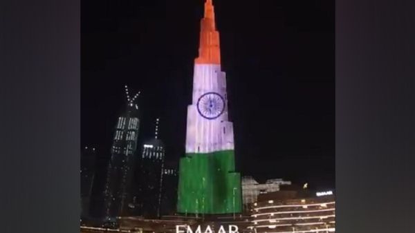 तिरंगे के रंग में रंगा बुर्ज खलीफा, कोरोना संकट पर UAE ने भारत को दिया एकता का पैगाम