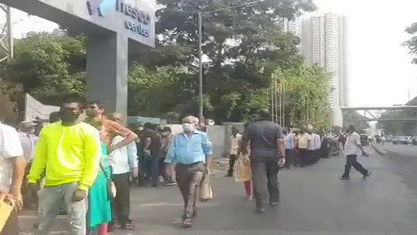 कोरोना के खौफ से वैक्सीनेशन सेंटर पर उमड़ी लोगों की भारी भीड़, टीका लेने के लिए घंटों लगे लाइन में