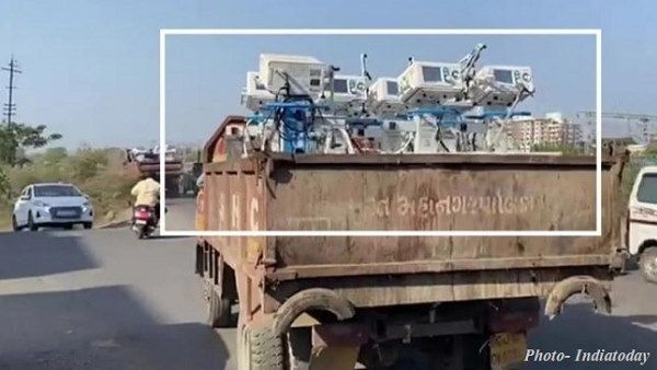 गुजरात: नगर निगम का कारनामा, कोरोना से तड़पते मरीजों के लिए कचरे के ट्रक में भिजवाए 34 वेंटिलेटर