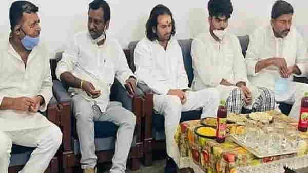 शहाबुद्दीन के बेटे ओसामा से तेजप्रताप ने की मुलाकात, मीडिया से बात किये बिना लौटे पटना
