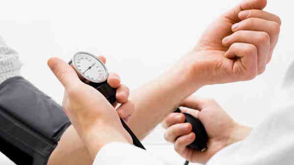 हाई ब्लड प्रेशर है बेहद खतरनाक, खाने में इन 12 चीजों के परहेज से रख सकते हैं कंट्रोल