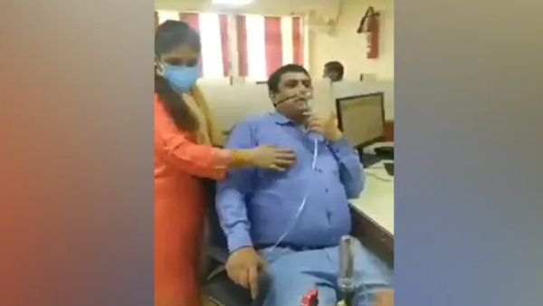 VIDEO: ऑक्सिजन सपोर्ट लेकर ड्यूटी पर आया बैंककर्मी, अधिकारी पर छुट्टी ना देने का लगाया आरोप