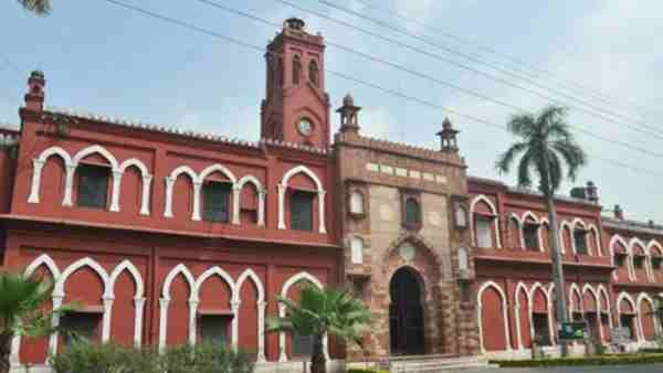 AMU में भारी पड़ी कोरोना संक्रमण की दूसरी लहर, 20 दिन में जान गंवा चुके हैं 19 प्रोफेसर