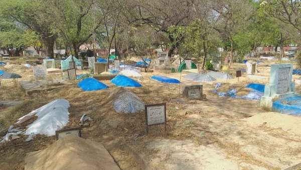 AMU में कोरोना का कहर: कब्र‍िस्‍तान में नहीं बची जगह, खोदनी पड़ रही पुरानी कब्रें