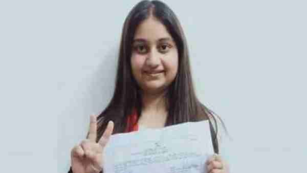 21 साल की उम्र में ग्राम प्रधान बन गई आरुषि सिंह, लखनऊ विश्वविद्यालय से की LLB की पढ़ाई