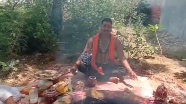 VIDEO: बाबा ने पढ़ा 'Corona भगाऊ मंत्र', 'गो कोरोना गो वर्जन 2.0' देख यूजर्स की छूटी हंसी