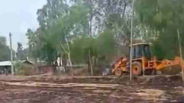 UP पंचायत चुनाव 2021: JCB से खुदवा डाली गांव की 200 मीटर सड़क, प्रधानी चुनाव हारने पर बौखलाया था पूर्व प्रधान