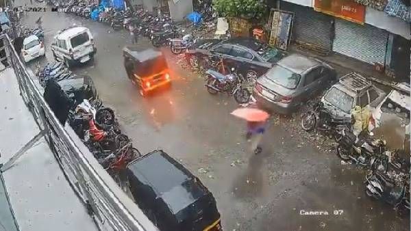 Cyclone Tauktae: मुंबई में मौत के मुंह में जाने से बाल-बाल बची महिला, देखिए हादसे का Live वीडियो