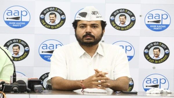 दिल्ली में कोरोना की आफत के बीच बढ़ रहे डेंगू के मामले, आम आदमी पार्टी ने एमसीडी को ठहराया जिम्मेदार