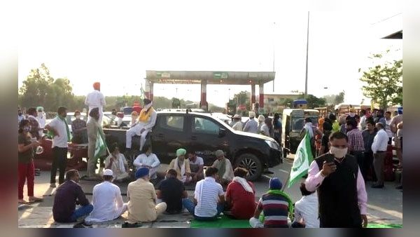 हिसार: 300 से ज्‍यादा किसानों पर मुकदमे और लाठीचार्ज के विरोध में बड़ा प्रदर्शन, पुलिस-प्रशासन मुस्‍तैद