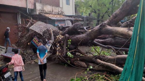Tauktae Cyclone Gujarat: तूफान से पहले समुद्र तटीय इलाकों में भारी बारिश, जन-जीवन अस्त-व्यस्त
