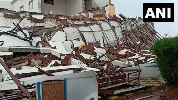 महाराष्ट्र : बारिश और तूफान से ढहा मालेगांव में होटल का हिस्सा, 1 की मौत