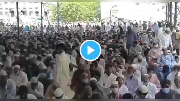 VIDEO: हैदराबाद में जुटी हजारों की भीड़, ज्‍यादातर लोगों पर नहीं था मास्‍क, कोविड नियम भंग हुए