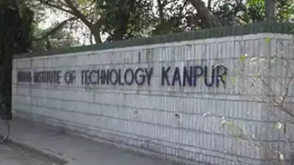 IIT कानपुर के सहायक कुलसचिव ने फांसी लगाकर जान दी, बेटे के कोरोना पॉजिट‍िव होने से थे परेशान