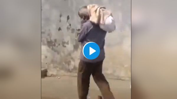 VIDEO: कोरोना से जान गंवाने वाले बेटे की लाश कंधे पर लेकर पैदल भटका पिता, किसी ने नहीं की मदद