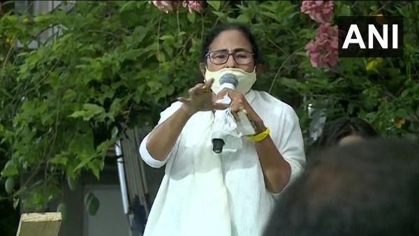 West Bengal: जीत के बाद पहली बार अपने पैरों पर खड़ी नजर आईं ममता बनर्जी