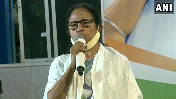 West Bengal: प्रचंड जीत के बाद ममता बोलीं- बंगाल ने देश को बचा लिया, चुनाव आयोग पर भी साधा निशाना